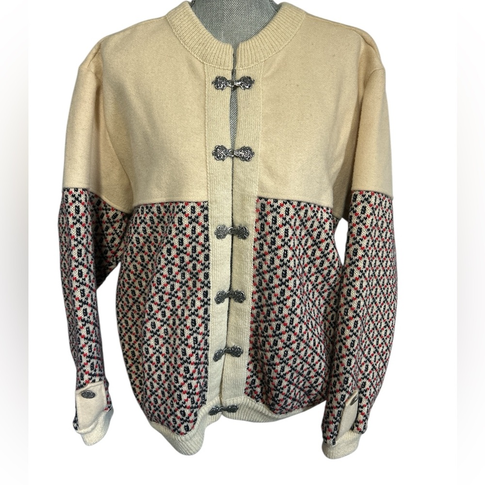 Vintage Norwegian Beige and Patterned Cardigan 🇳🇴